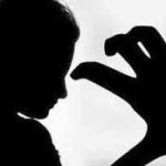 वाईट उद्देशाने घरात घुसला जोराने ओरडताच उठून पळाला