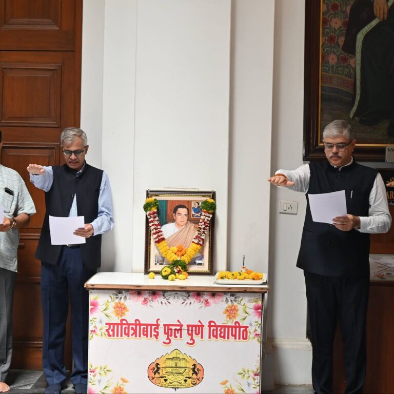 पुणे विद्यापीठात दहशतवाद विरोधी दिन पाळला:राजीव गांधींच्या पुण्यतिथीनिमित्त अभिवादन, हिंसाचार विरोधी प्रतिज्ञा घेतली
