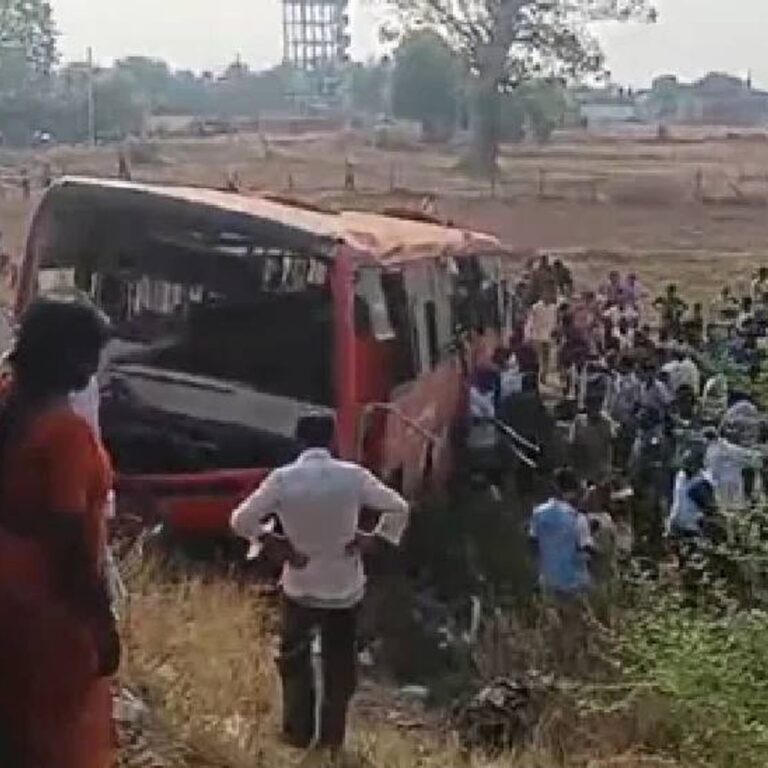 कठडे तोडून लालपरी थेट शेतात पलटली:बसमध्ये आरडाओरड, प्रवाशांचा थरार; 7 महिन्यांच्या बाळासह तिघांचा मृत्यू