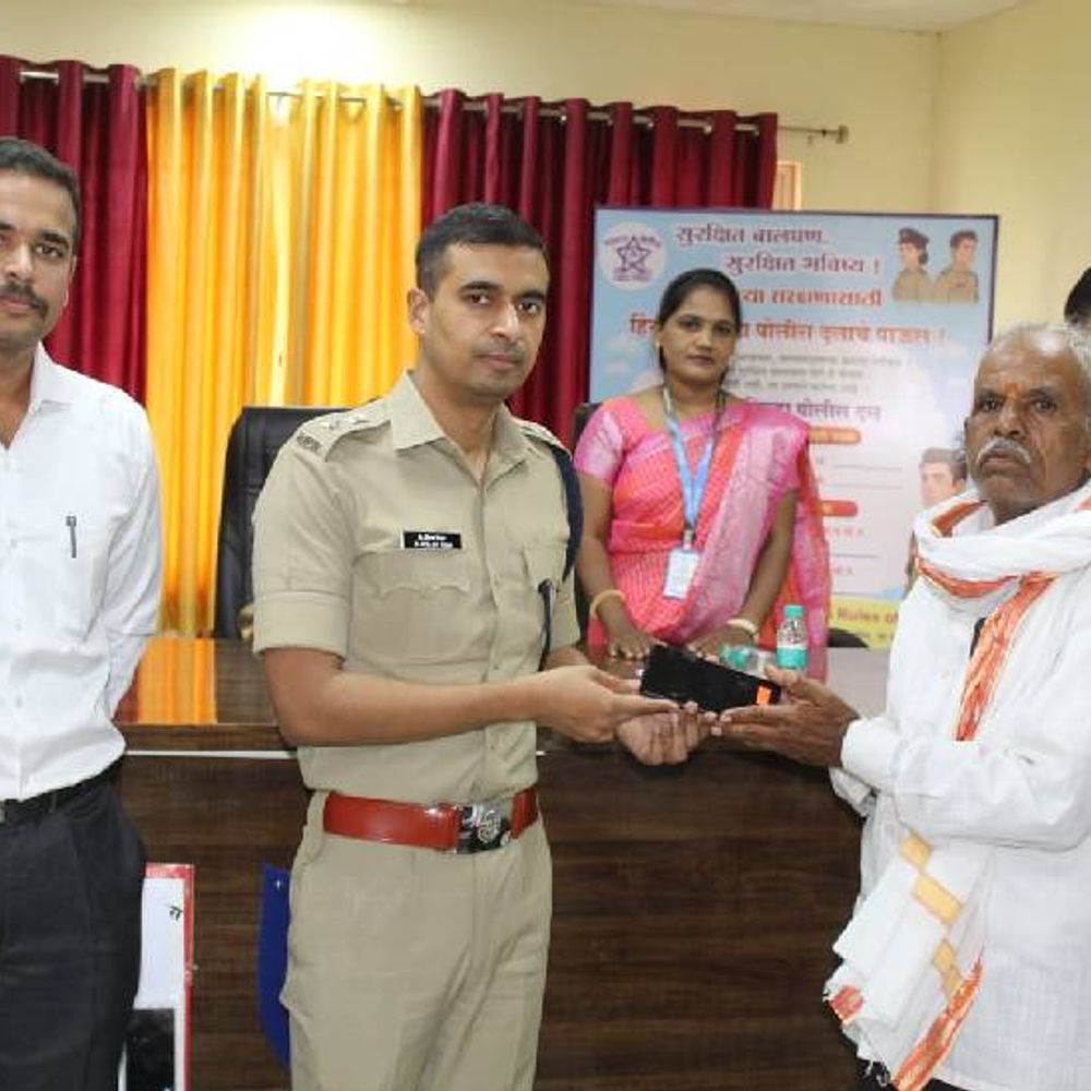 गहाळ झालेले 10 लाख रुपयांचे 60 मोबाईल मुळ मालकांना परत:हिंगोली जिल्ह्यातील पोलिस दलाची कामगिरी; शोध मोहिम यशस्वी