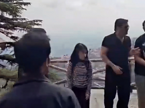 धोनी 3 कोटींच्या गाडीतून मसूरीला पोहोचला:मुलीचा समर कॅम्पमध्ये प्रवेश घेतला; चाहत्यांसोबत फोटो काढले, हात मिळवले