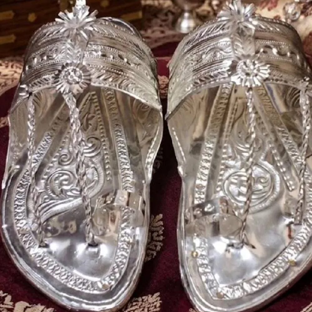 हौसेला मोल नाही:कोल्हापूरच्या हौशी सासऱ्याने अधिक मासात जावयाला दिली दीड किलो चांदीची कोल्हापुरी चप्पल; किंमत काय?