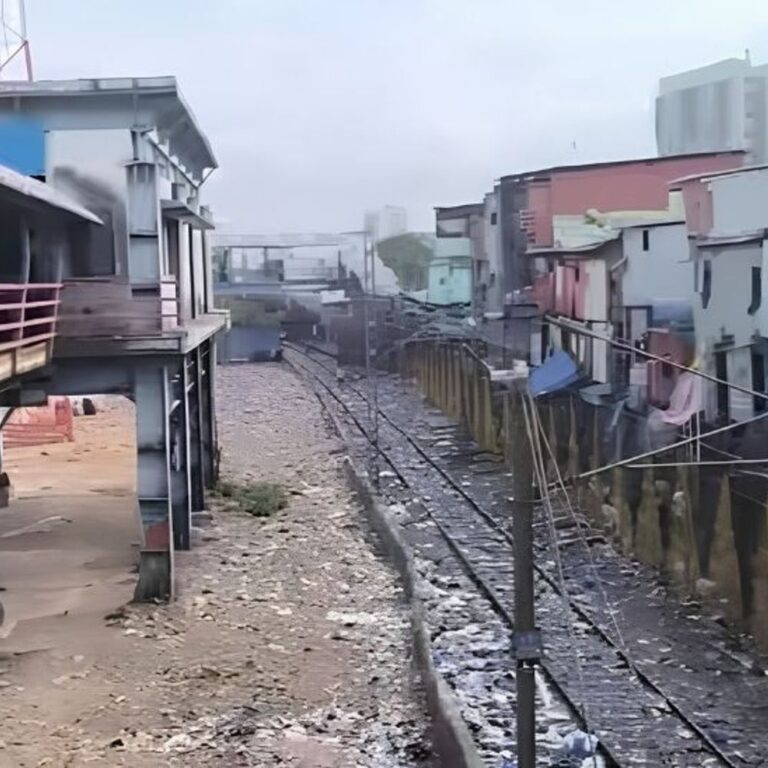 वांद्रे येथील गरीबनगरमधील रेल्वे हद्दीतील अतिक्रमणावर अखेर बुलडोझर:कोर्टाच्या आदेशानंतर पश्चिम रेल्वेची धडक कारवाई