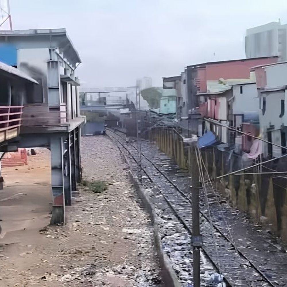 वांद्रे येथील गरीबनगरमधील रेल्वे हद्दीतील अतिक्रमणावर अखेर बुलडोझर:कोर्टाच्या आदेशानंतर पश्चिम रेल्वेची धडक कारवाई