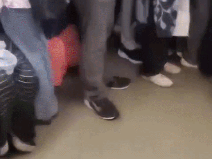 पहिल्याच पावसात पुणे मेट्रोला गळती?:प्रवाशांची तारांबळ, पिंपरी-स्वारगेट पर्पल लाईनवरील प्रकार; प्रशासनाकडून तांत्रिक कारणाचे स्पष्टीकरण