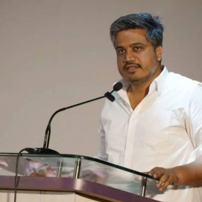 रोम जळत असताना निरो बासरी वाजवत होता!:इंधन तुटवडा अन् कांदा दरावरून रोहित पवारांचा सरकारवर घणाघाती हल्ला