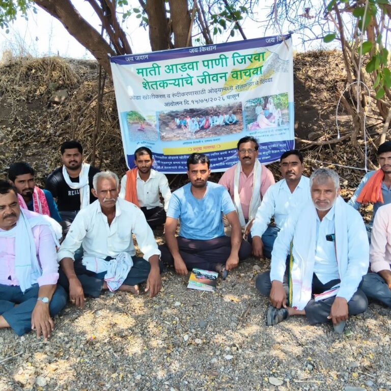 शेतकऱ्यांचे तीन दिवसांपासून नाल्यात ठिय्या आंदोलन:कंजारा येथे नाला सरळीकरण करण्याची मागणी, पावसामुळे होतेय ३०० एकर क्षेत्राचे नुकसान