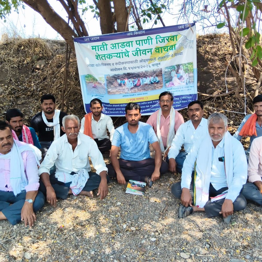 शेतकऱ्यांचे तीन दिवसांपासून नाल्यात ठिय्या आंदोलन:कंजारा येथे नाला सरळीकरण करण्याची मागणी, पावसामुळे होतेय ३०० एकर क्षेत्राचे नुकसान