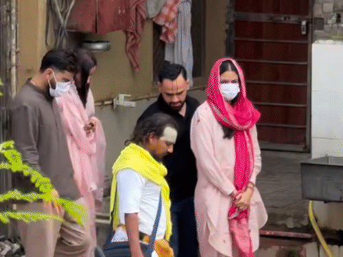 विराट कोहली IPL जिंकल्यानंतर प्रेमानंदजींना भेटायला पोहोचला:पत्नी अनुष्का देखील सोबत; वृंदावन आश्रमात दोघे अनवाणी चालताना दिसले