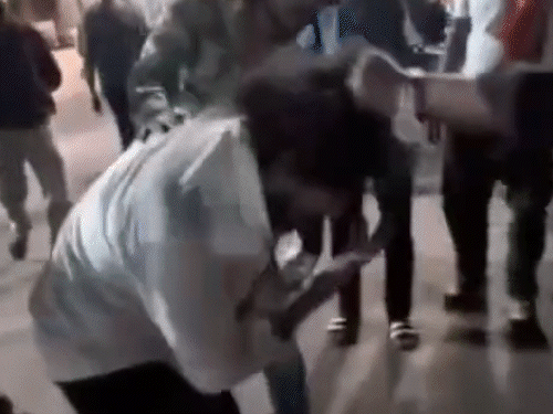 महाकाल मंदिरात आलेल्या मुस्लिम तरुणाला आधार कार्ड पाहून मारहाण:कपाळावर त्रिपुंड आणि महाकालचे नाव लिहिले होते; पुण्यातून हिंदू तरुणीसोबत आला होता
