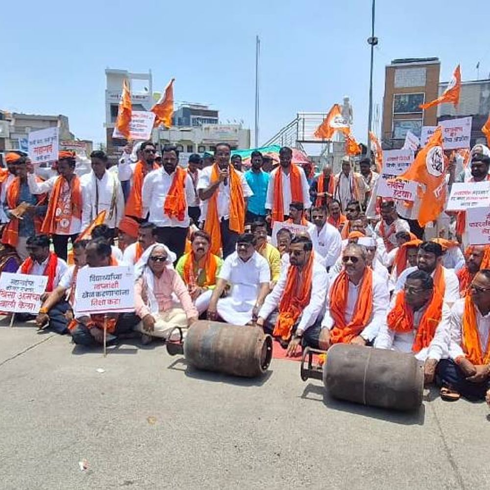 हिंगोलीत महागाईच्या विरोधात ठाकरे गटाचे आंदोलन:गॅस अन् जीवनावश्यक वस्तूंचे दर कमी करा, अन्यथा ‘शिवसेना स्टाईल’ने आंदोलनाचा इशारा