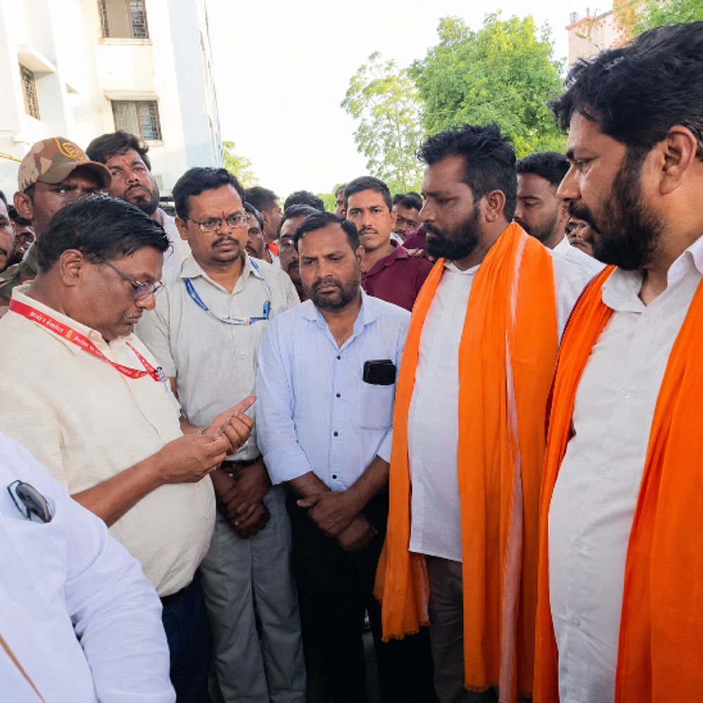 स्ट्रेचरअभावी पतीला पाठीवर घेऊन पत्नीची वणवण:अकोल्यात संताप; आमदार बच्चू कडूंनी अधिष्ठाताला झापले, कमिशनखोरीचा आरोप