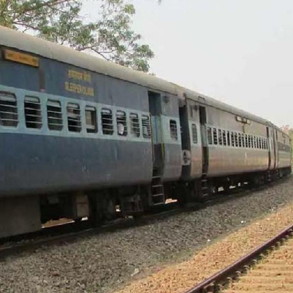 धावत्या रेल्वेच्या खिडकीला लटकून आला युवकाचा मृतदेह:तुमसर रोड स्टेशनवर उघडकीस आला प्रकार, हत्या की आत्महत्या? गूढ कायम